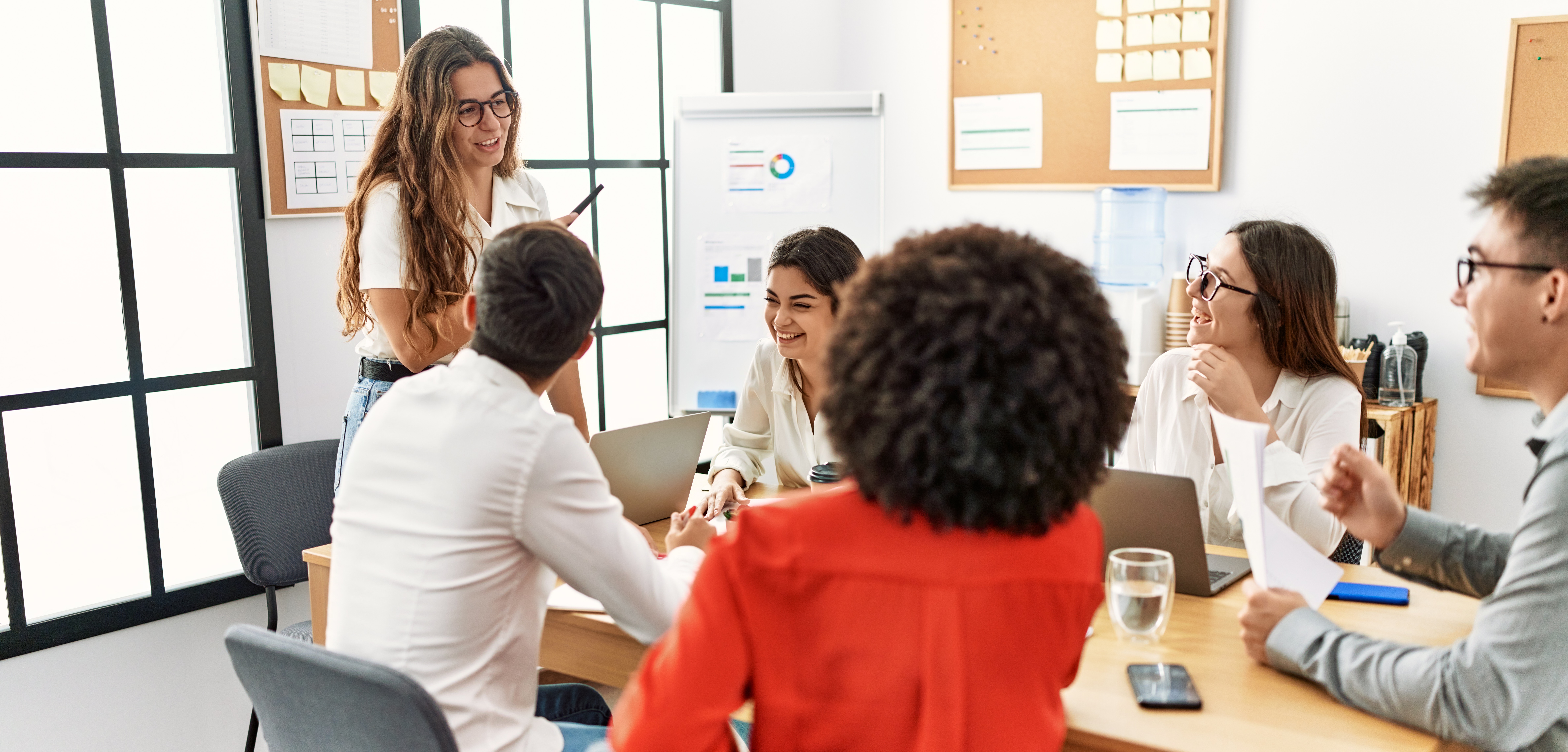 Personnes en formation dans un bureau