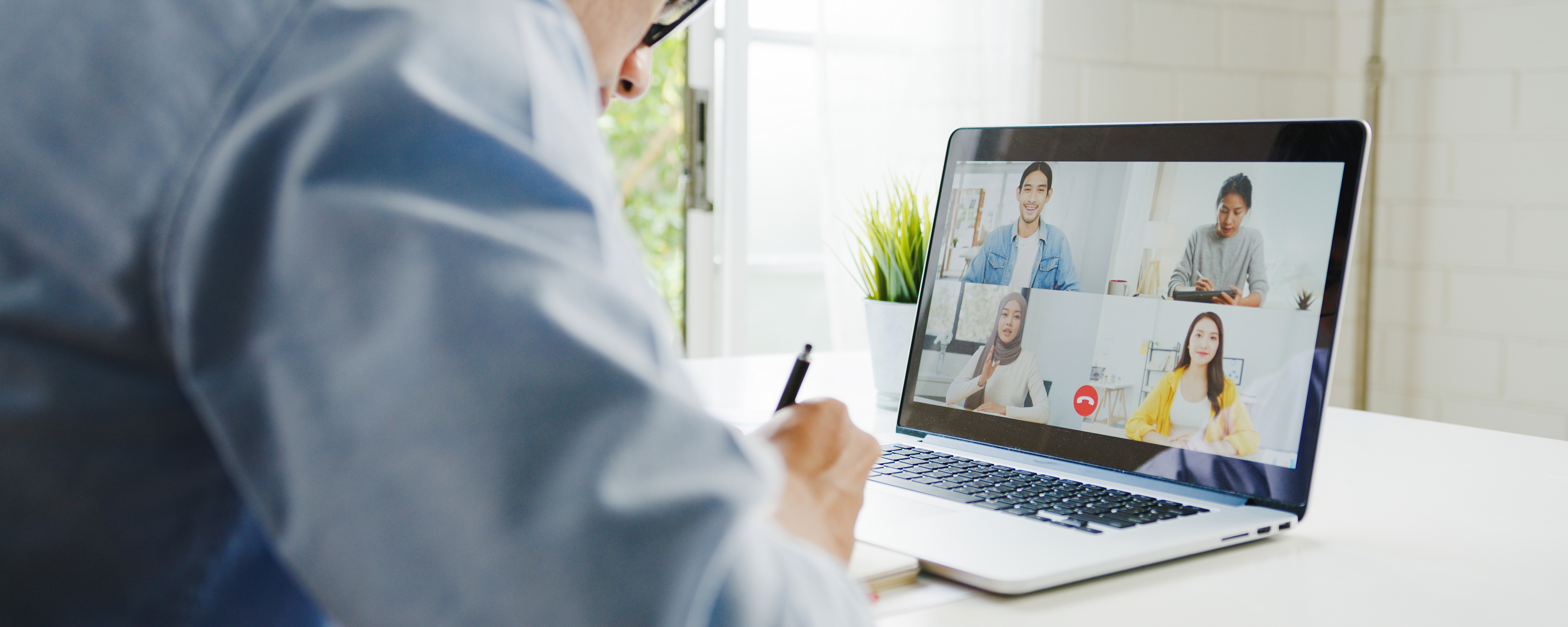 Personnes en formation dans un bureau